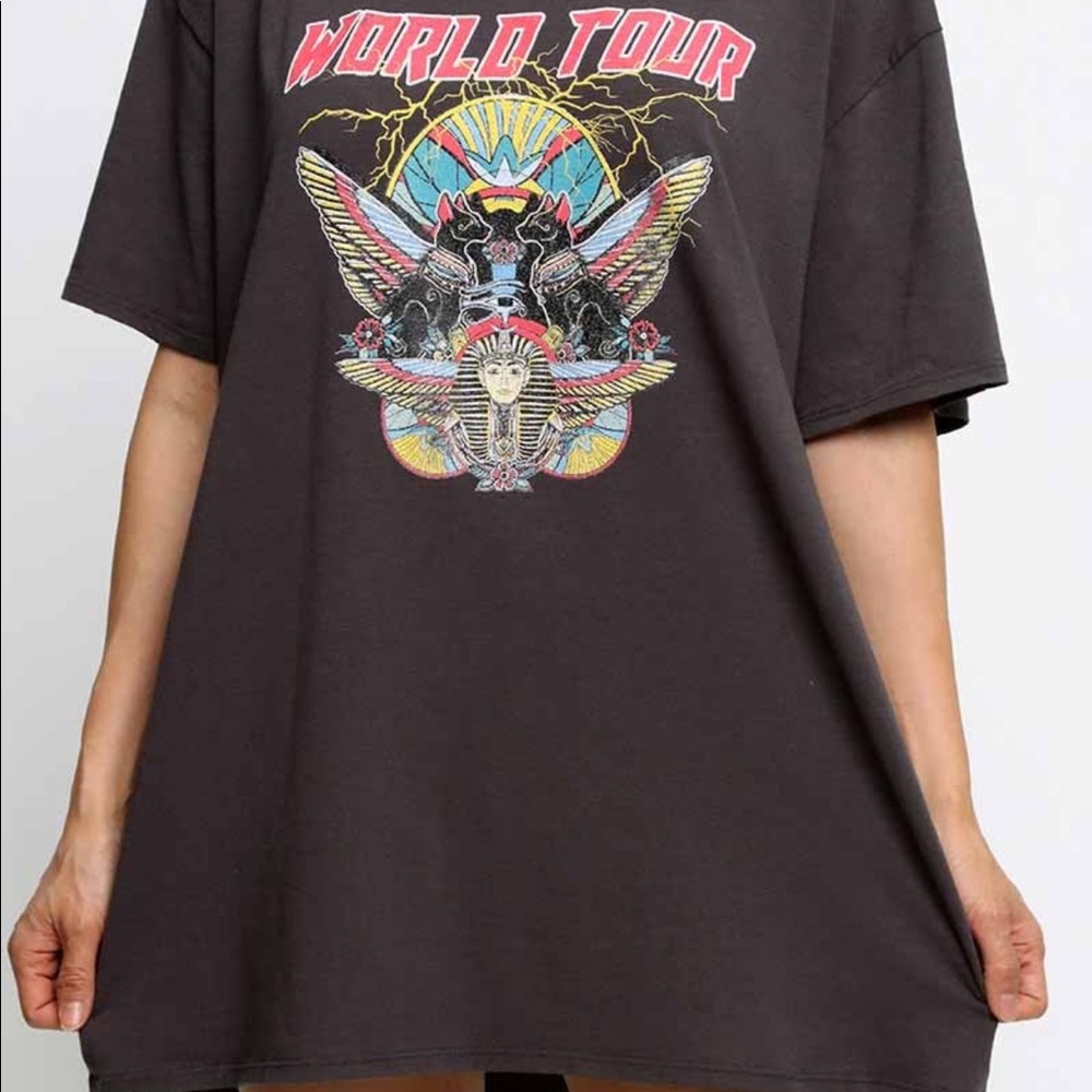 “Vintage” world tour graphic tee